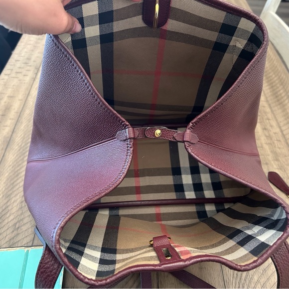 Versatile tote bag can be worn in two styles. Comes with wallet and wristlet - Picture 6 of 16